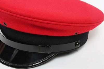Costume d'uniforme militaire, casquette d'officier à visière
    